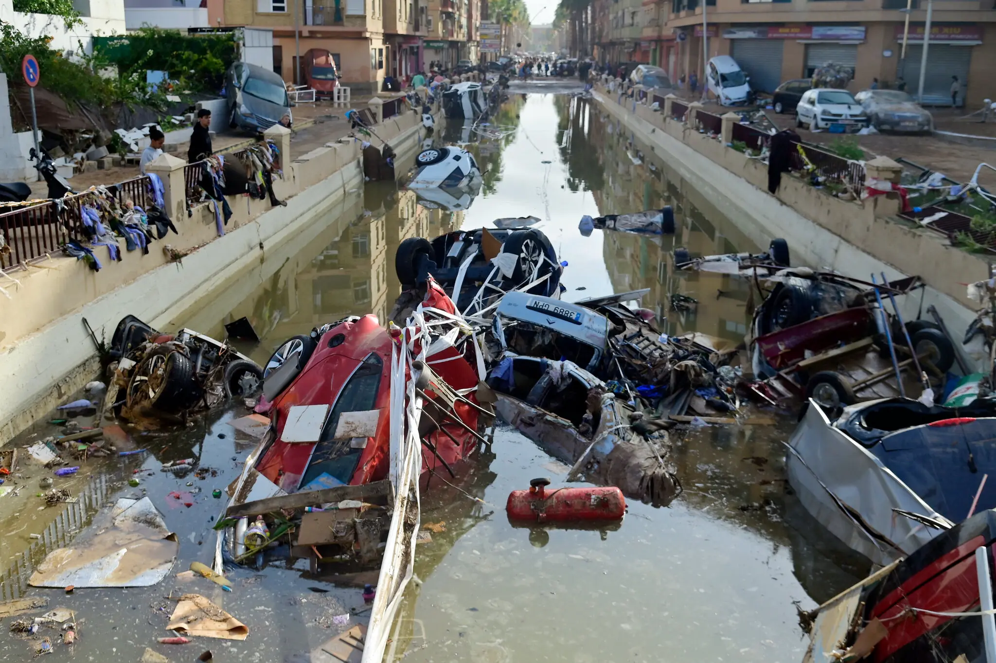Vehículos destruidos y sumergidos en Alfafar, España, tras las inundaciones