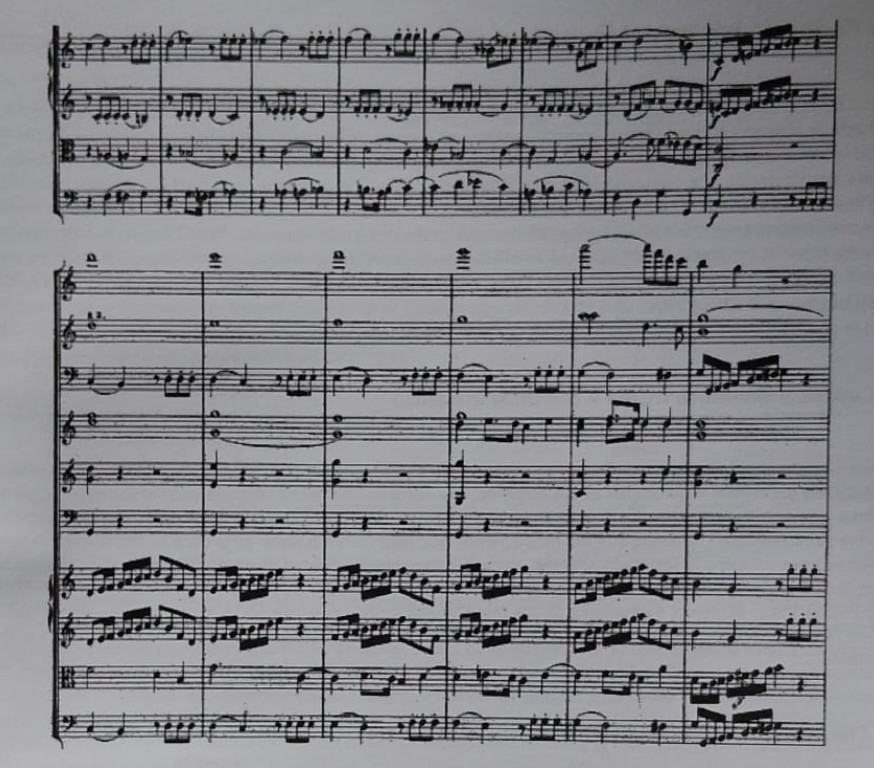 Partitura orquestal — ejemplo con indicación de modos en los solos