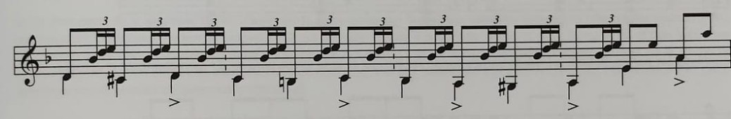 Tresillo en las primas de la guitarra: subdivisión ternaria sobre pedal melódico.