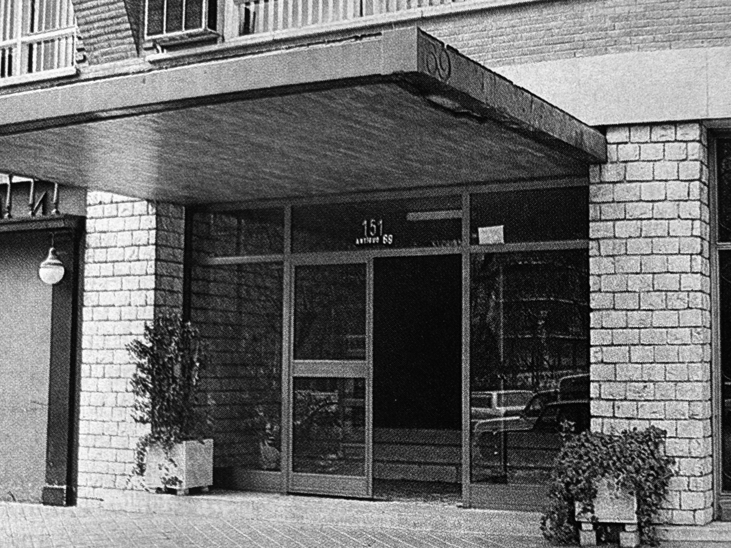 Fotografía de la entrada de un edificio.